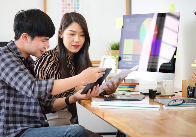 friends-working-table